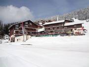 In het dalstationgebied van het station Bisanne 1500 bevindt zich het restaurant Le Coeur de Bisanne (links)