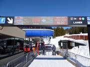 Digitale displays bij de ingang van de liften