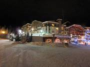 Het hotel Sun Peaks Grand bij nacht