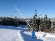 Sneeuwkanonnen in het skigebied Pleßberg (Plešivec)