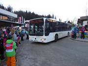 Skibussen rijden heen en weer naar het dalstation