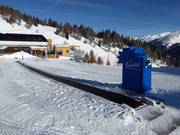 Transportband bij het bergstation van de gondelbaan