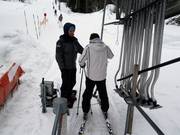 Hulp bij het instappen bij de sleeplift