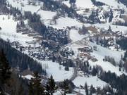 Uitzicht op St. Oswald met het vakantiedorp Kirchleitn