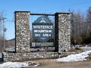 Verkeersbord naar het skigebied langs de weg