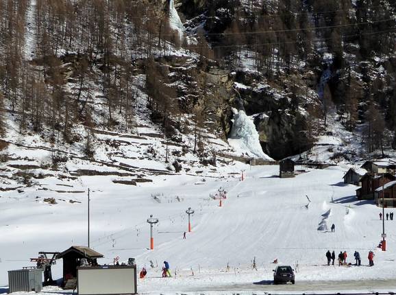 Uitzicht op de skipiste in Saas-Balen