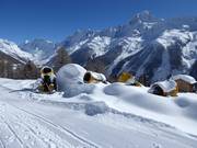 De sneeuwkanonnen wachten op hun volgende inzet.