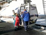 Ski's worden aangereikt bij de oefenpiste in Vals