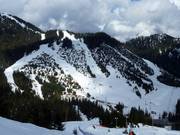 Uitzicht op de moeilijke pistes op Mount Strachan