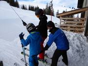 Het vriendelijke personeel reikt de beugel aan.