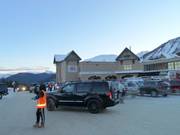 Vriendelijke parkeerwachters regelen het verkeer op de parkeerplaats.