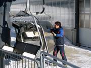 De stoeltjes worden schoongemaakt