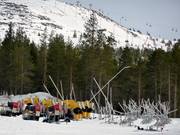 De sneeuwkanonnen wachten op hun volgende inzet.