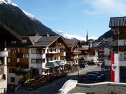 Uitzicht op de accommodaties in Ischgl vanaf Hotel Trofana Royal