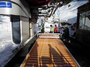 Het personeel helpt bij het instappen bij de stoeltjesliften.