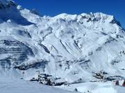 Uitzicht op Zürs en het Madloch