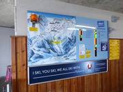 Informatiebord met actuele informatie bij het middenstation