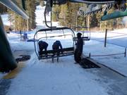 Hulp bij het instappen bij de stoeltjeslift