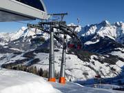Schwarzeckalmbahn - 6-persoons hogesnelheidsstoeltjeslift (koppelbaar) met kap en stoelverwarming