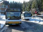 Skibussen bij het skigebied van Jasná