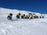 De sneeuwkanonnen wachten op hun volgende inzet.