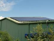 Zonne-energie-installatie op het dak van de skihal