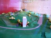 Een model bij de ingang toont de skihal.