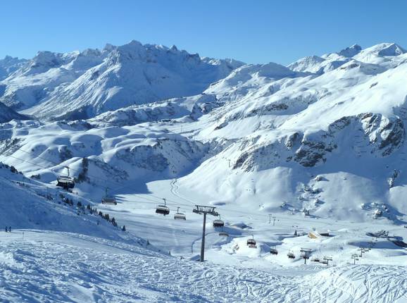 Uitzicht vanaf Schröcken tot aan Lech met de Auenfeldjet