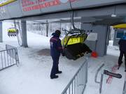 Het personeel is altijd aanwezig bij het instappen.