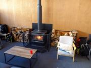 Ontspannen bij de open haard bij het dalstation