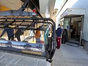 Het personeel is aanwezig bij de instap.