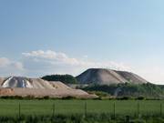 Van verre zichtbaar steekt de kwartszandberg omhoog