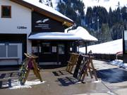 Verzorgde kassa bij het dalstation