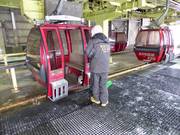 Bij de gondelbanen wordt geholpen bij het in- en uitstappen.