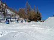 De sneeuwkanonnen wachten op hun volgende inzet.