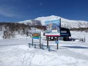 Pistebewegwijzering met pisteplan in het skigebied Niseko