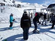 Vriendelijk personeel coördineert bij het instappen