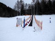 Als hulpmiddel voor de beklimming is er een transportband