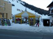 Schirmbar bij het dalstation in Warth