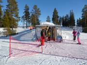 Overdekte transportband met oefenpiste in Lindvallen