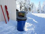 Grote vuilnisbakken bij de stations