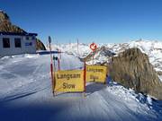 Op gevaarlijke plekken moet je afremmen.