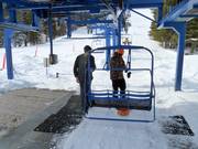 Vriendelijke hulp bij het instappen