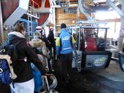 Personeel helpt bij het instappen bij het dalstation