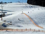 Kleine rodelhelling naast de lichte pistes