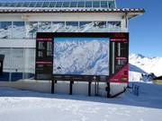 Panoramabord met actuele informatie in het skigebied Ischgl