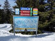 Pistebewegwijzering met pistekaart in het skigebied