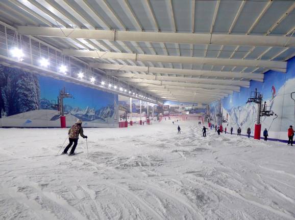 De hoofdafdaling in de skihal The Snow Centre