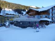 Schirmbar bij de Roßkopfbahn in Zauchensee
