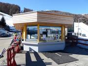 Verzorgde kassa bij het dalstation